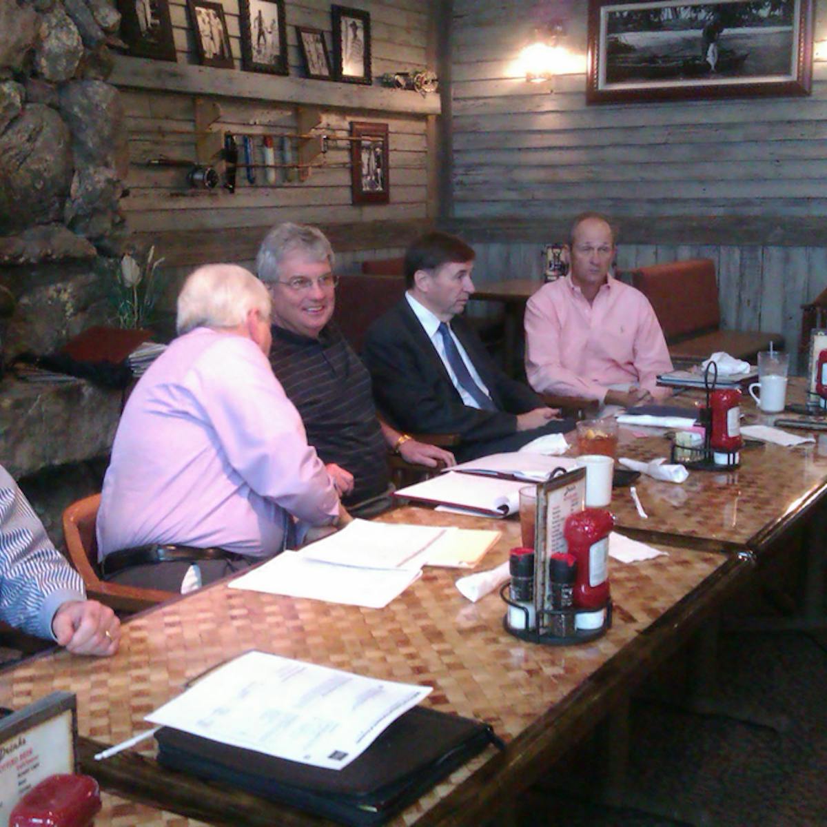 Mississippi state vending association members discuss legislative issues. For photo IDs, see accompanying story.