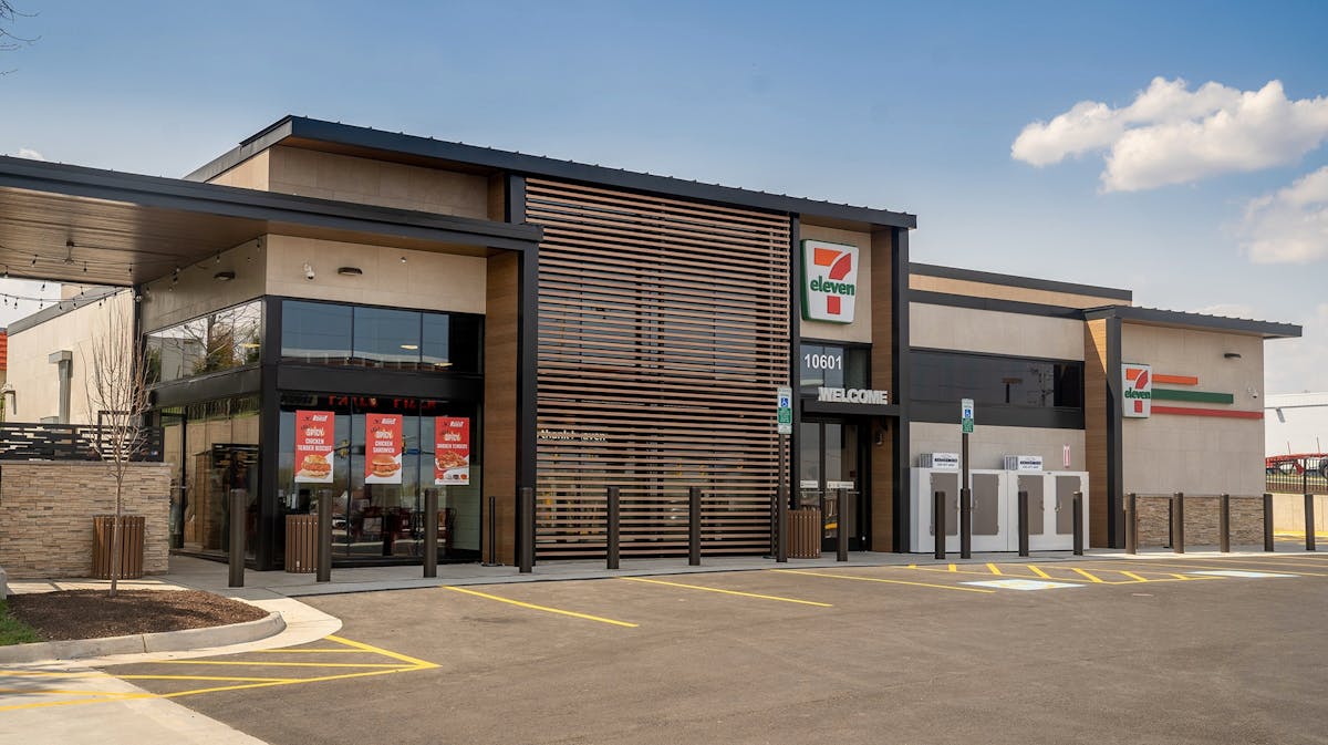 7‑Eleven is giving hungry customers more restaurant-quality dining options at its newest Evolution Store in Manassas, VA (above). The convenience retailer&rsquo;s Raise the Roost chicken and biscuits restaurant and onsite pizzeria are collocated at the story.