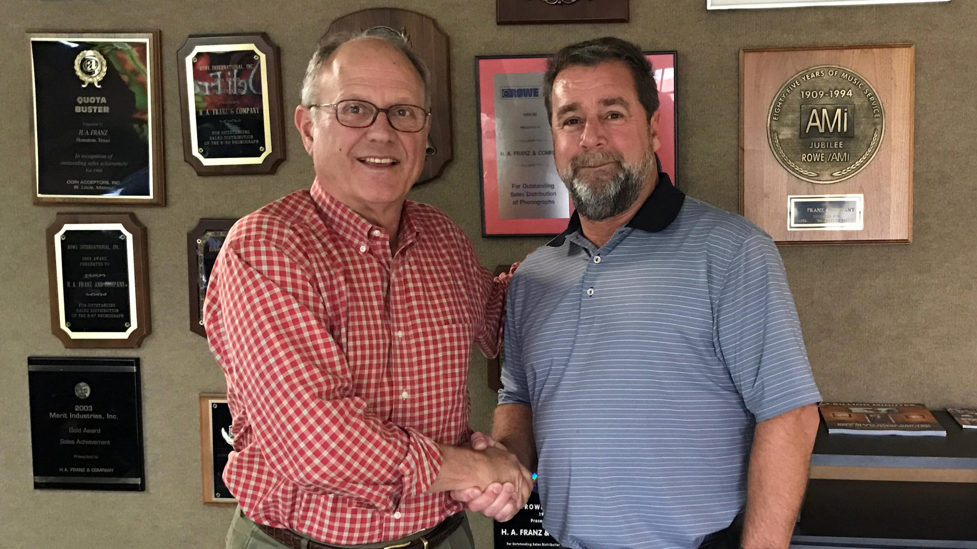 Pictured here are Joe Franz (l.) and AVS president Vince Gumma.