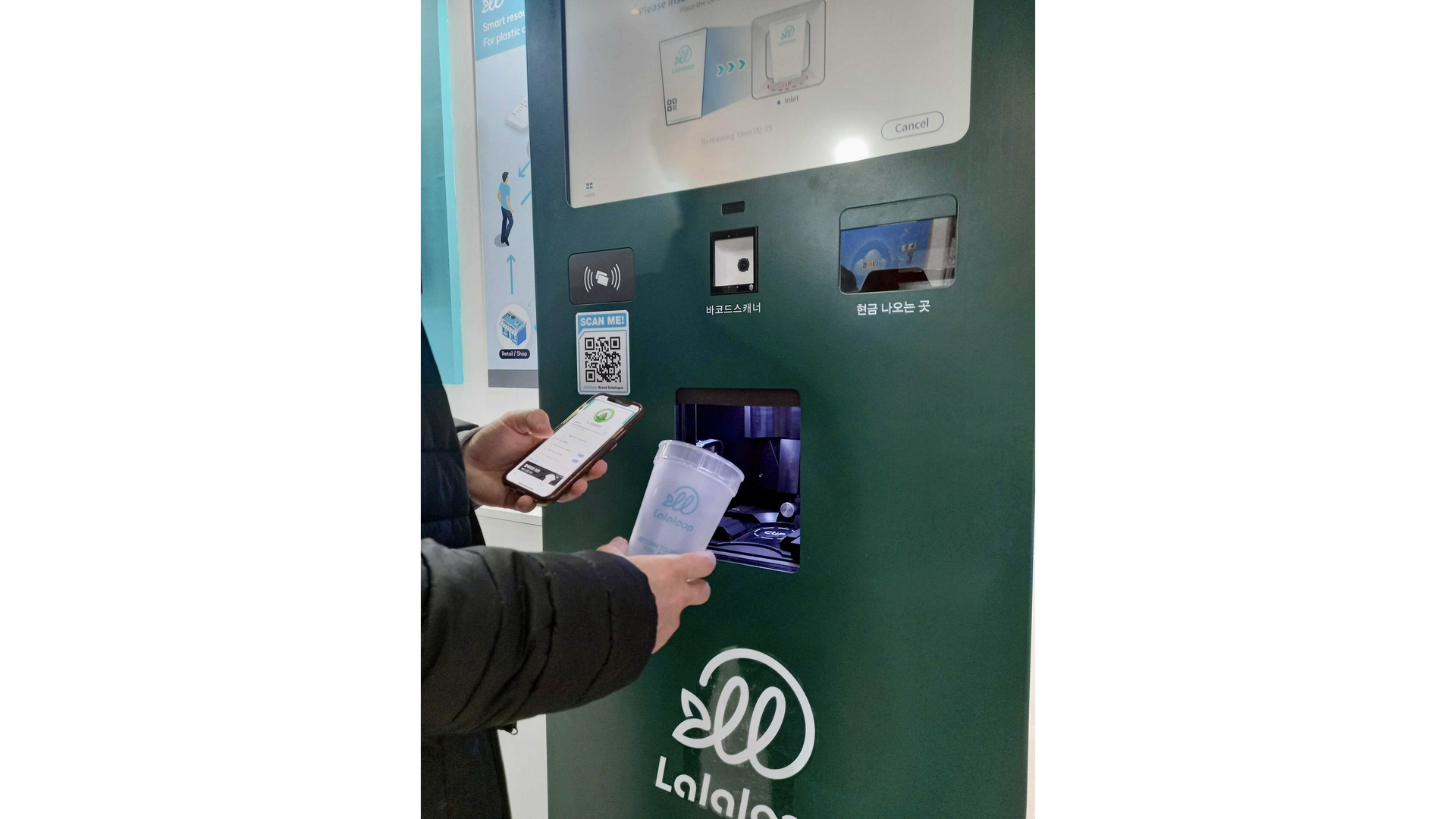 A visitor returns the Lalaloop reusable cup with the LalaloopID to Lalaloop AIoT resource circulation solution.