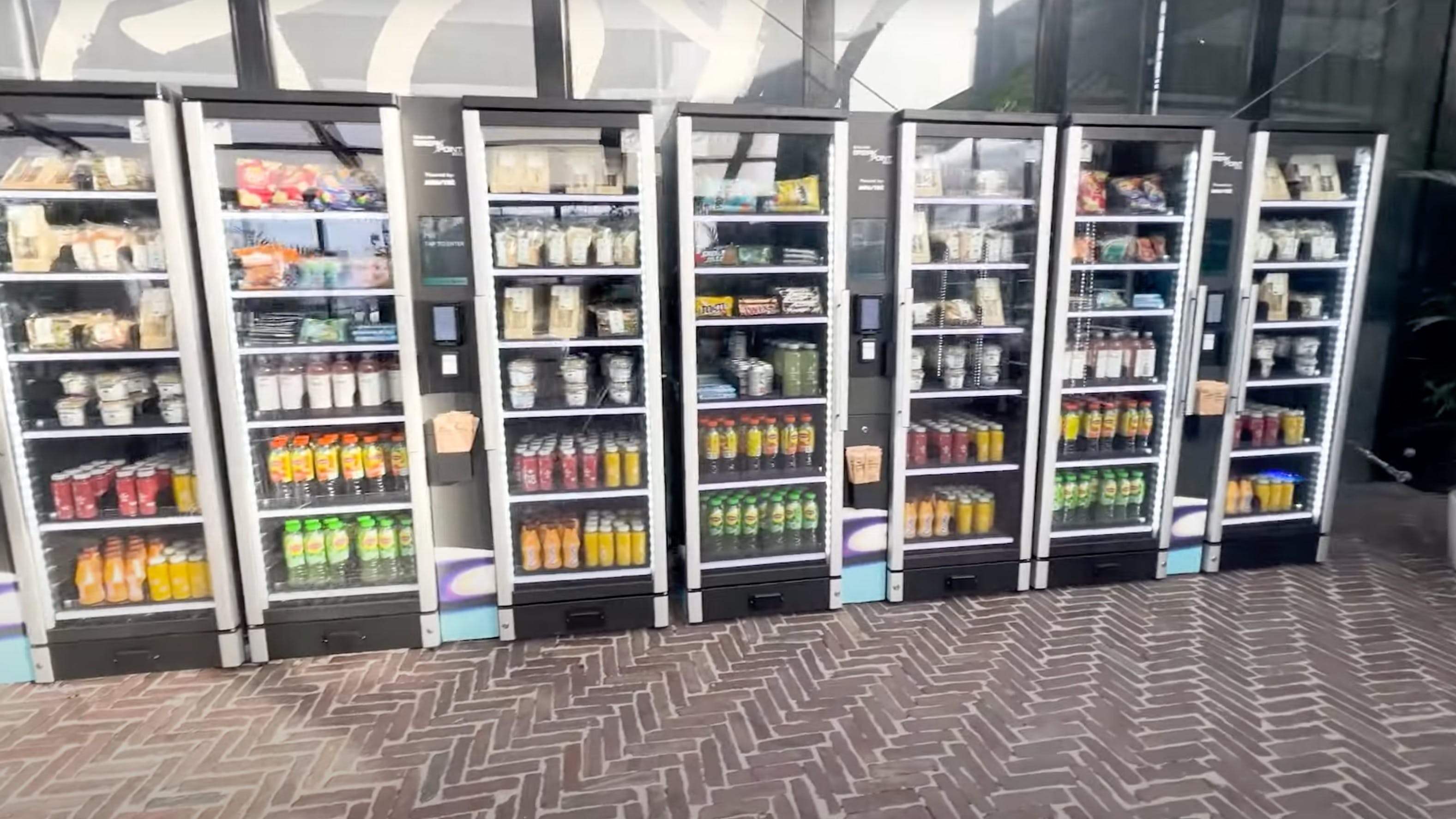 65492648eb4447001ec0314a Selecta Solana Breakpoint Smartfridges Cryptocurre